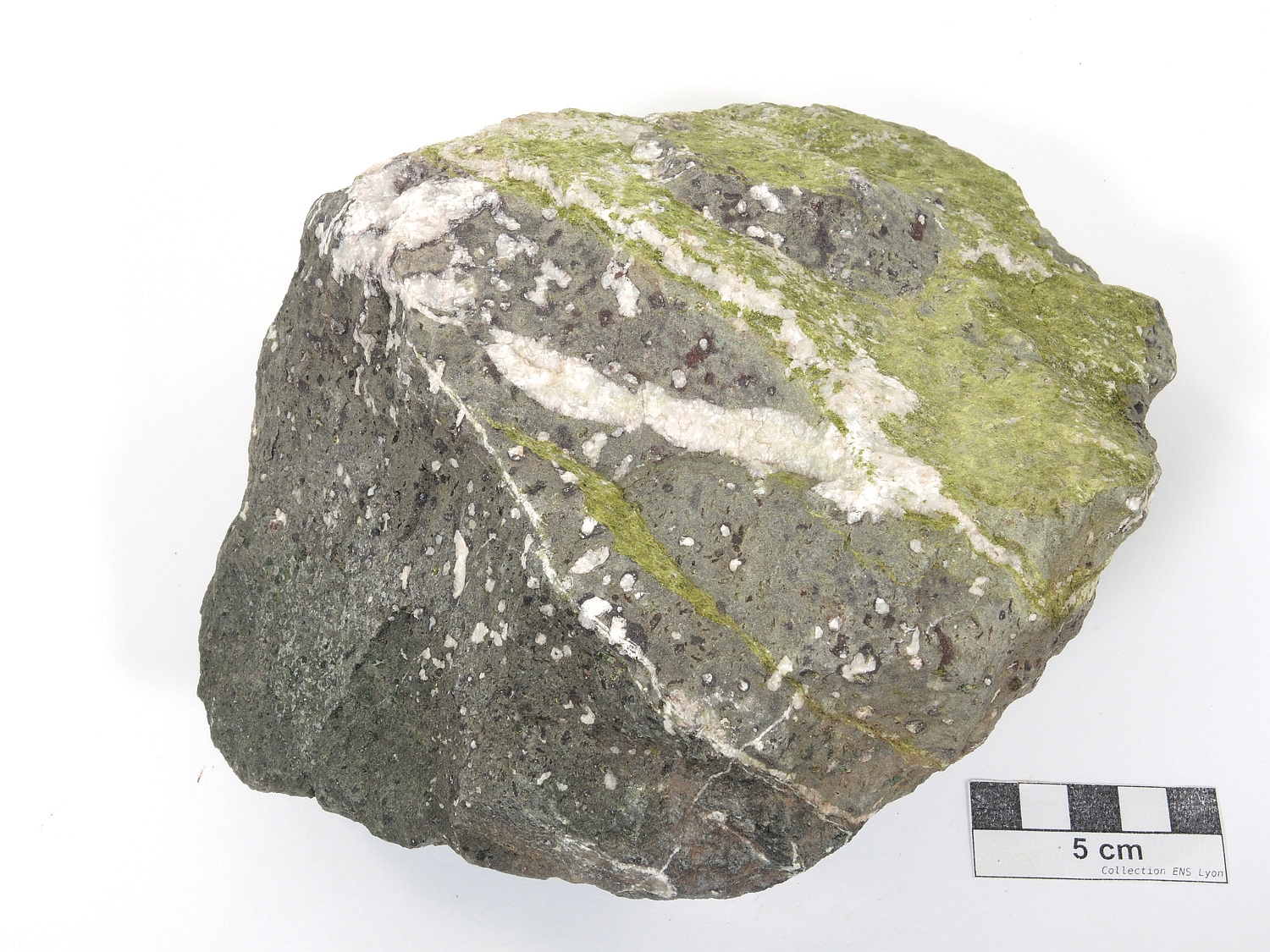 Épidote et calcite dans un méta-basalte