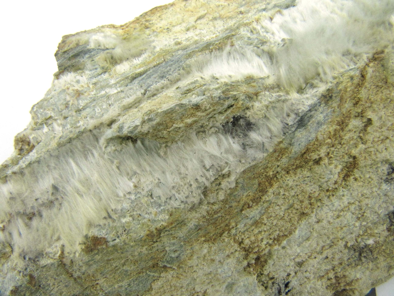 Axinite  Axinite et amiante Alpes   Col du Glandon