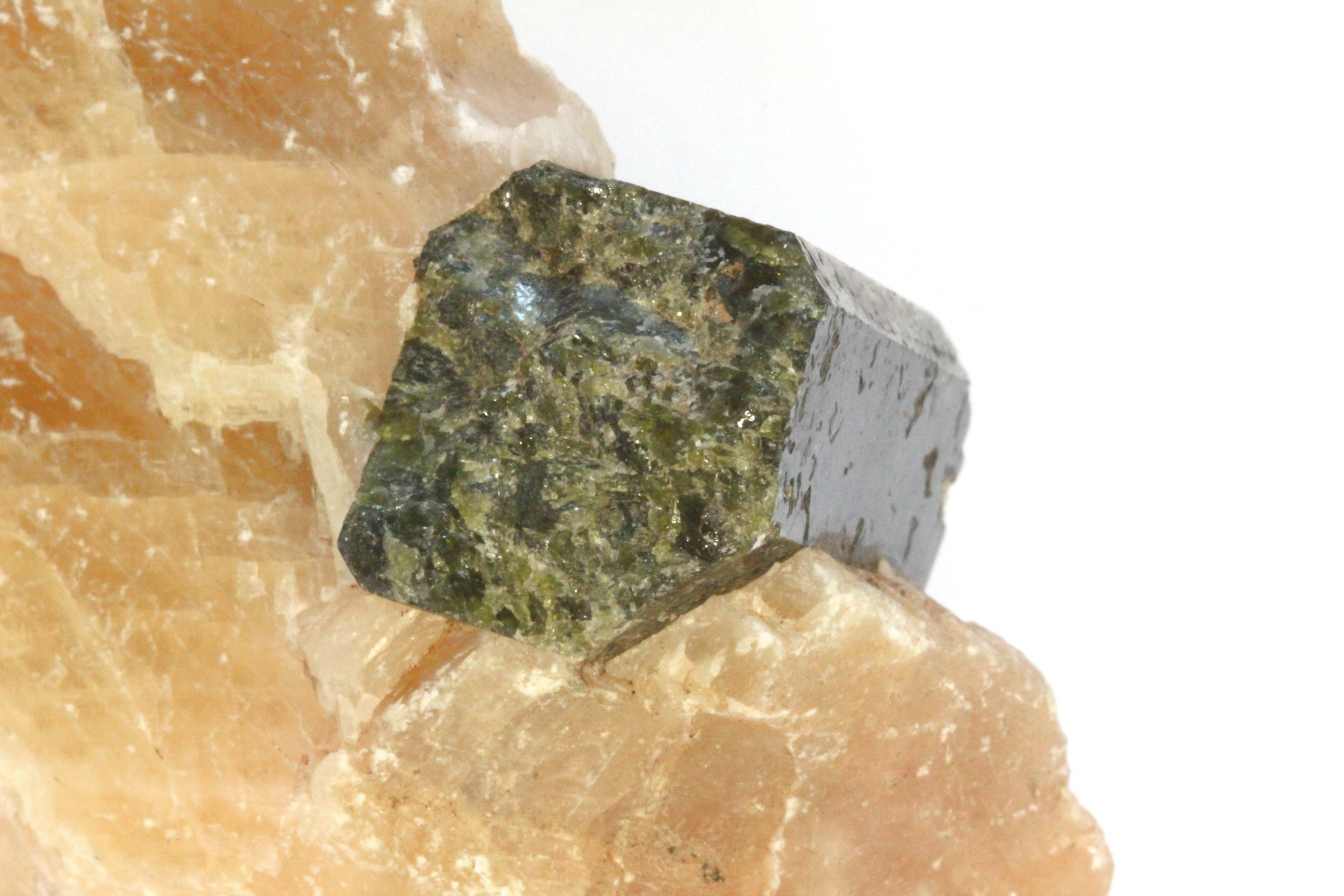 Diopside Diopside, anhydrite et calcite    Mine d’Ampandrandava