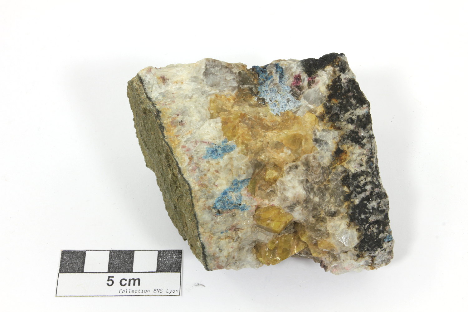 Rhodizite, tourmaline et apatite