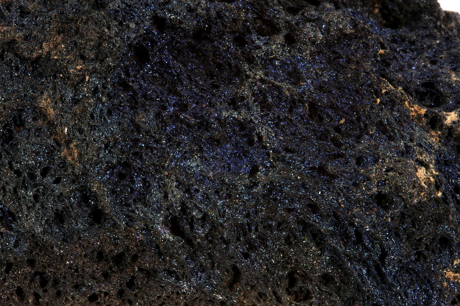 Scories basaltiques colorées par un dépôt fumerollien d’hématite Scories basaltiques colorées par un dépôt fumerollien d’hématite Massif central Chaîne des Puys Nébuzat Puys de Barme