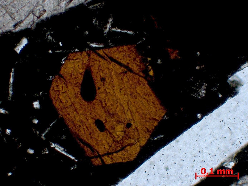  Microscope Basalte Basalte demi-deuil Massif central  Saignes Puy de Saignes