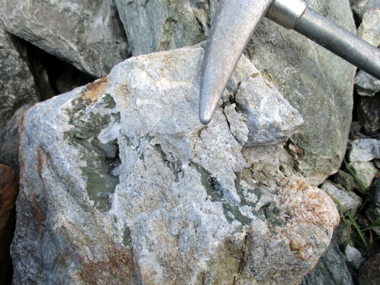 Chlorite et quartz Chlorite et quartz Alpes Glacier du Bionnassay  Moraine de la langue terminale du glacier de Bionnassay