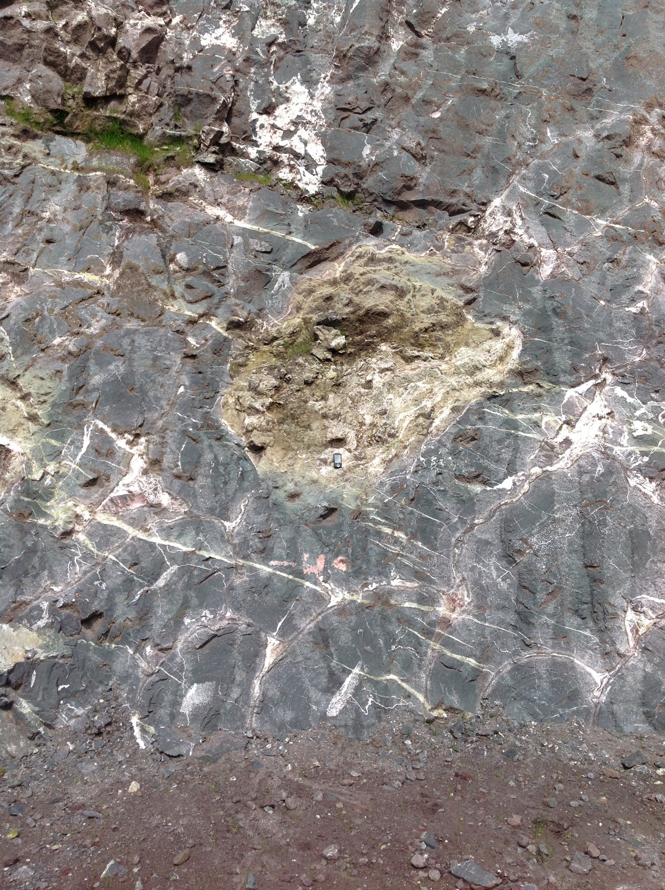 Épidote et calcite dans un méta-basalte Fragment de pillow lava hydrothermalisé Pyrénées  Eibar 
