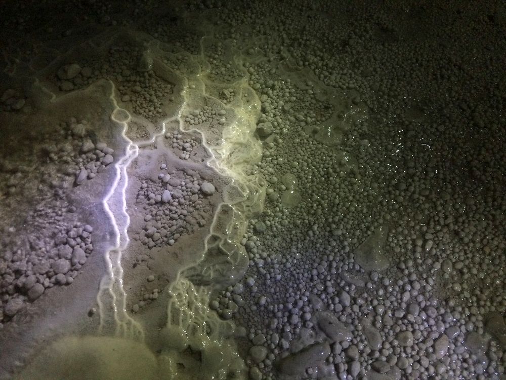 Pisolithes Perles des cavernes Jura  Chaley Tunnels de la Charabotte