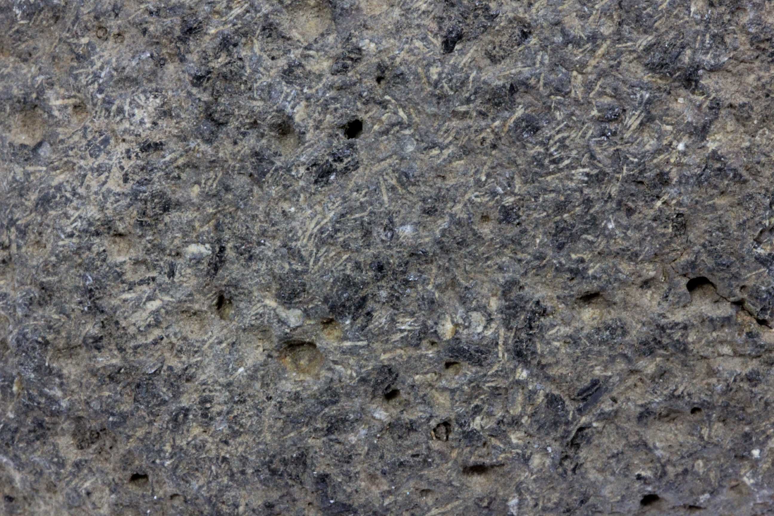 Basalte Basalte demi-deuil Massif central  Saignes Puy de Saignes