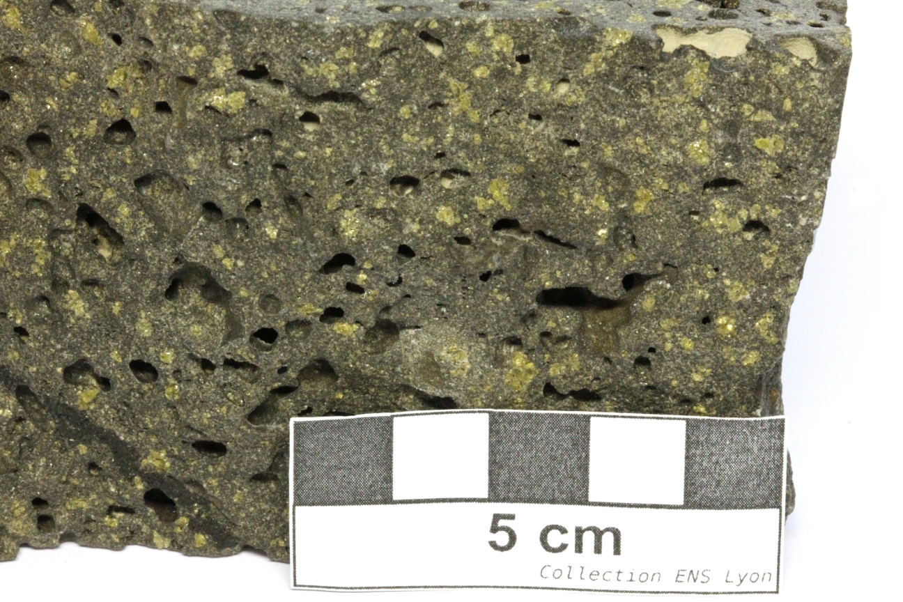 Basalte Basalte vacuolaire riche en olivine    