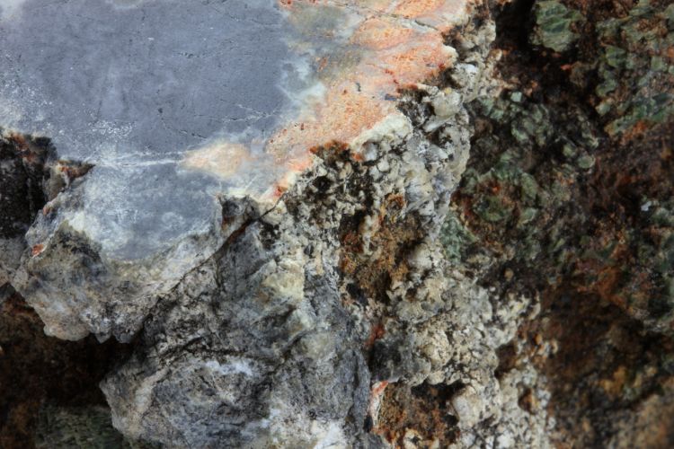 Filon de gabbro dans une lherzolite Gabbro et péridotite de Lanzo Alpes Massif de Lanzo  