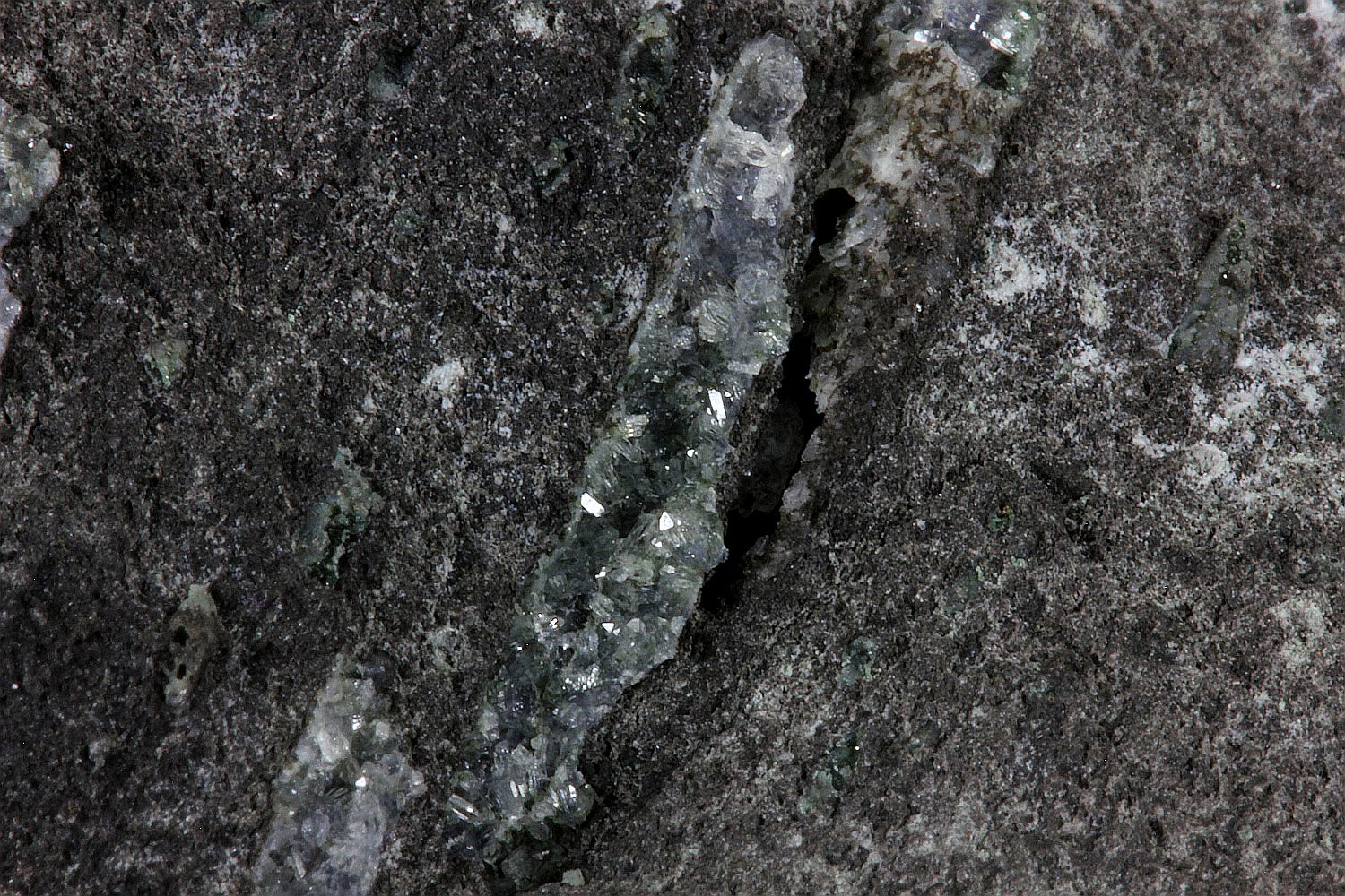 Zéolite et céladonite Basalte hydrothermalisé à vacuoles allongées et minéralisées Massif du Troodos  Agia Marina 