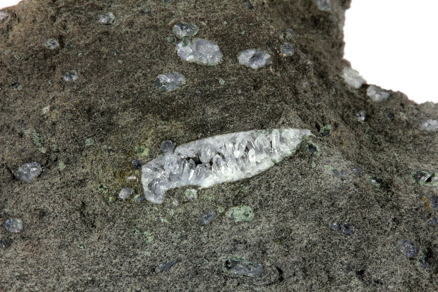 Zéolite et céladonite Basalte hydrothermalisé à vacuoles allongées et minéralisées Massif du Troodos  Agia Marina 