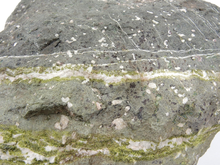 Épidote et calcite dans un méta-basalte Fragment de pillow lava hydrothermalisé Pyrénées  Eibar 