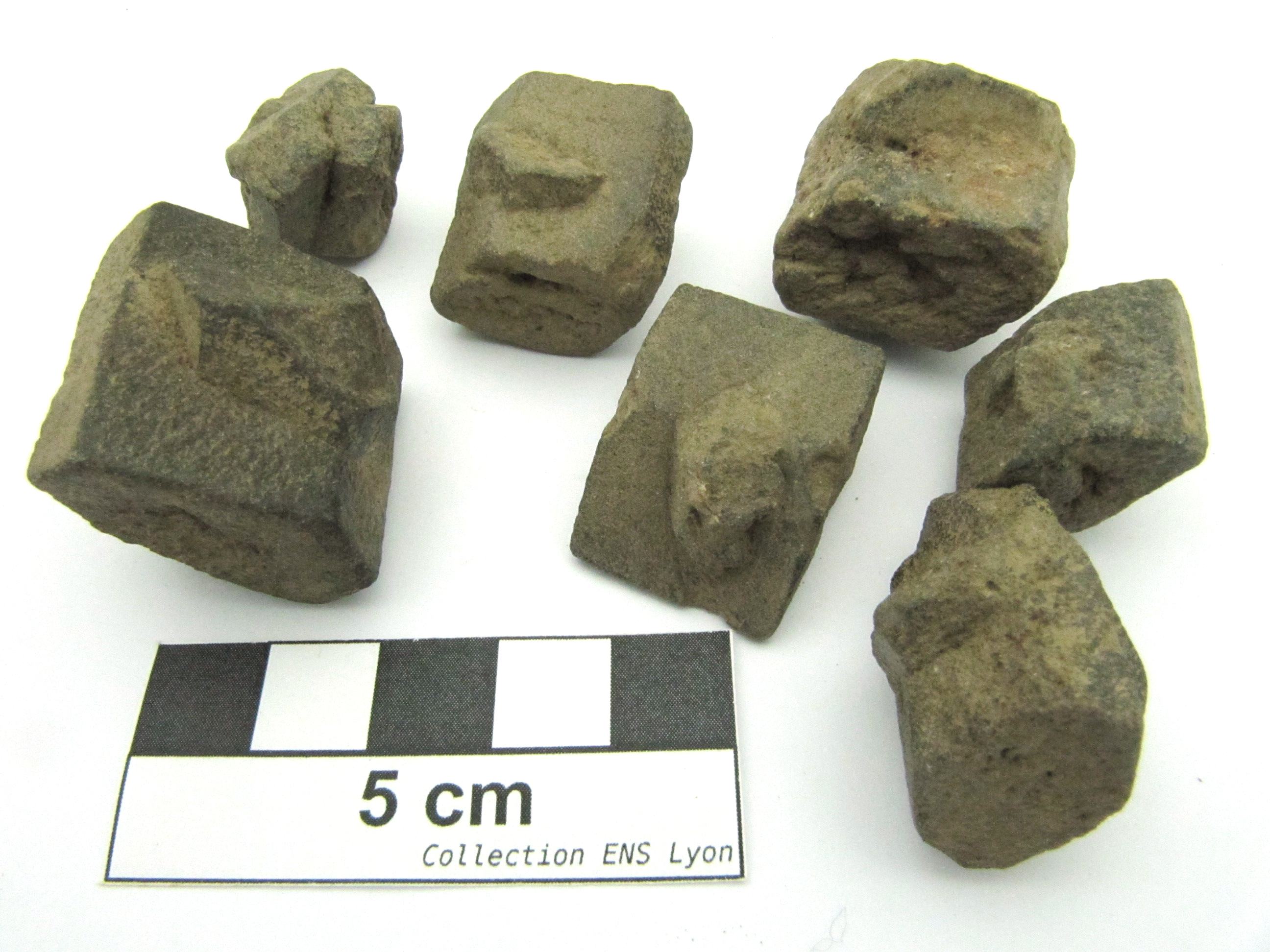 Staurotide Cristaux de staurotide maclés en croix de Saint André Massif armoricain  Tourch Proximité de la Croix Rouge