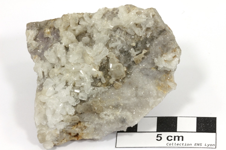 Albite Cristaux d’albite sur une matrice de quartz et de dolomite Alpes