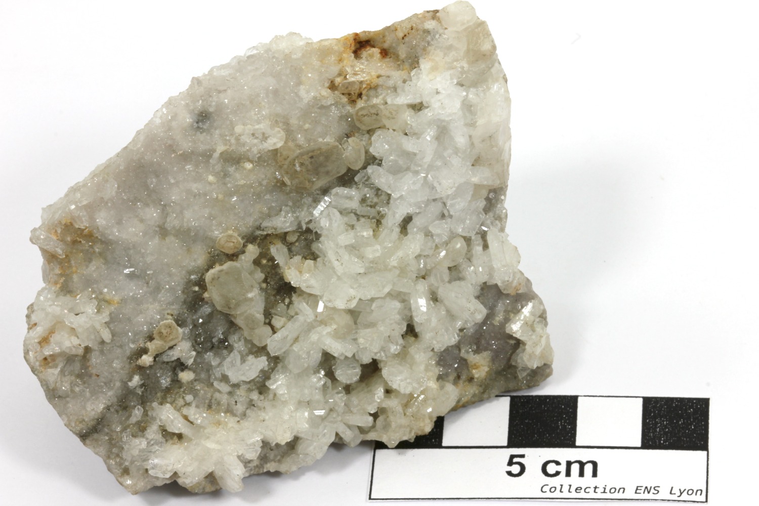 Albite Cristaux d’albite sur une matrice de quartz et de dolomite Alpes   