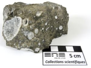 Zéolite Cristaux de zéolite dans un basalte    