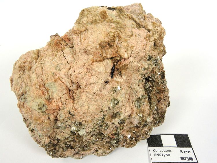Tantalite et béryl dans une pegmatite Pegmatite des Monts d’Ambazac à tantalite et béryl Massif central Monts d’Ambazac Saint Sylvestre 