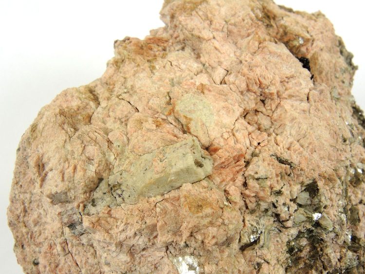 Tantalite et béryl dans une pegmatite Pegmatite des Monts d’Ambazac à tantalite et béryl Massif central Monts d’Ambazac Saint Sylvestre 