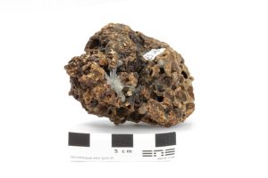 Aragonite dans basalte vacuolaire Aragonite dans basalte vacuolaire Massif central  La Roche-Blanche Gergovie