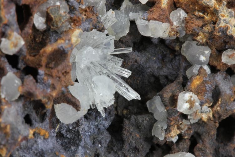 Aragonite et zéolite Cristaux d’aragonite et de zéolite dans les vacuoles d’un basalte Massif central  Gergovie 