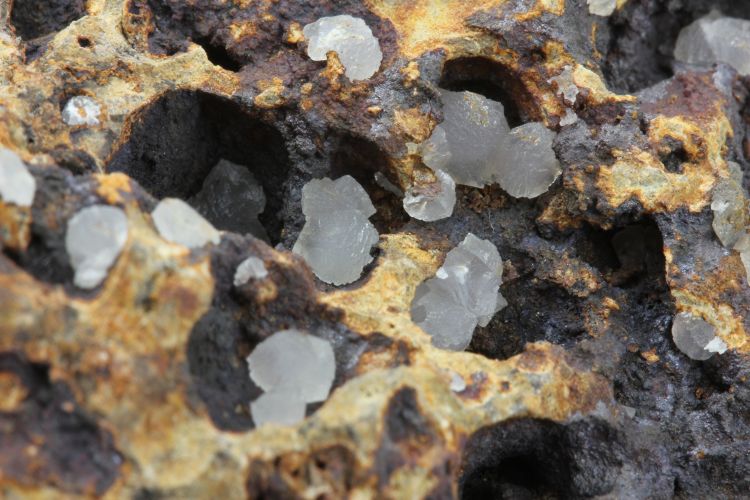 Aragonite et zéolite Cristaux d’aragonite et de zéolite dans les vacuoles d’un basalte Massif central  Gergovie 