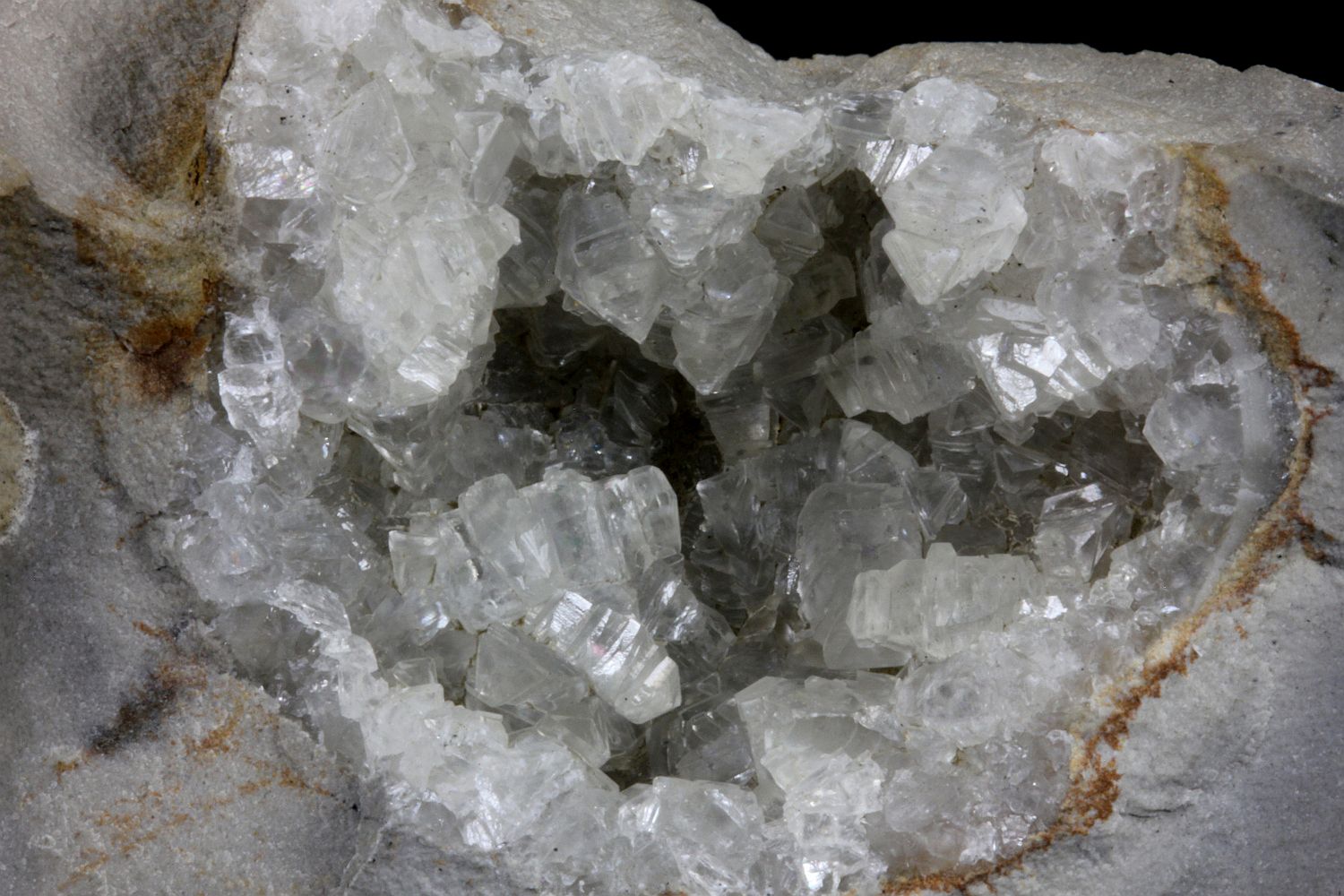 Calcite Géode de calcite dans un calcaire    