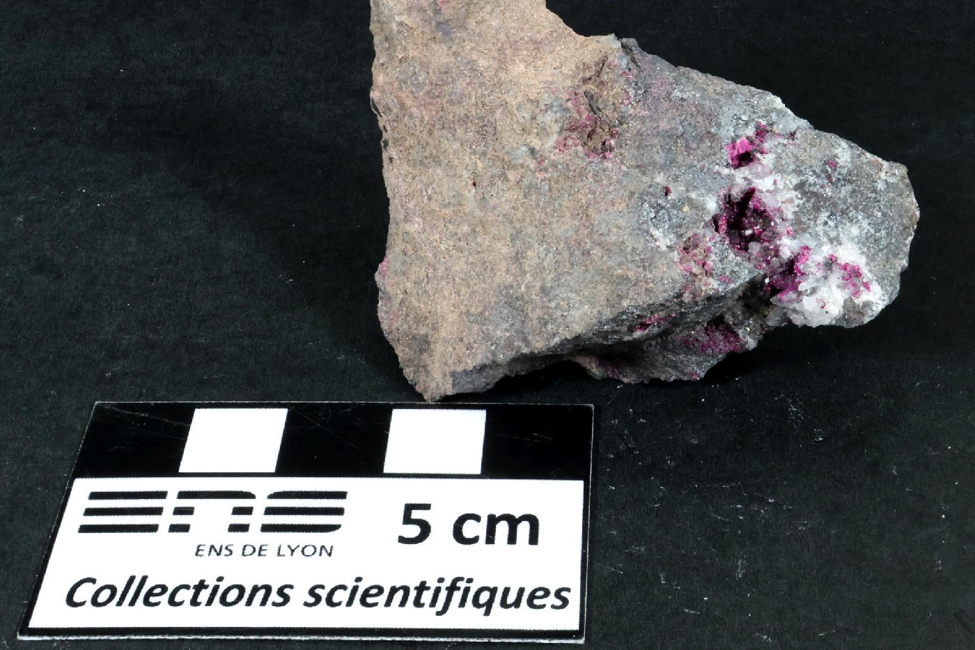 Sphérocobaltite et quartz Sphérocobaltite et quartz Anti-Atlas Ouarzazate Province Bou Azzer Agoudal East