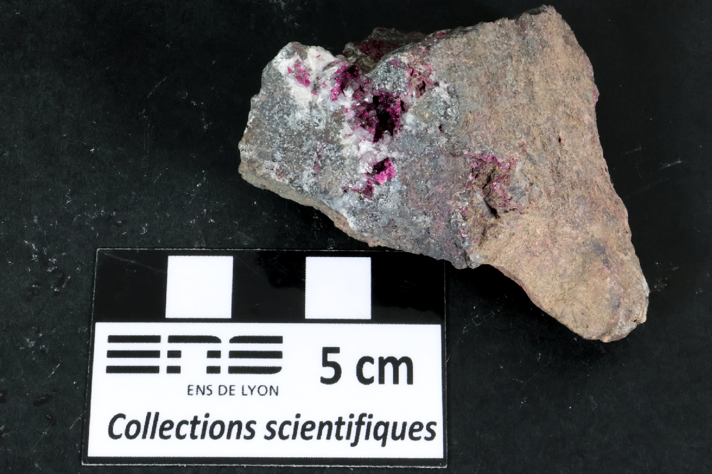 Sphérocobaltite et quartz Sphérocobaltite et quartz Anti-Atlas Ouarzazate Province Bou Azzer Agoudal East