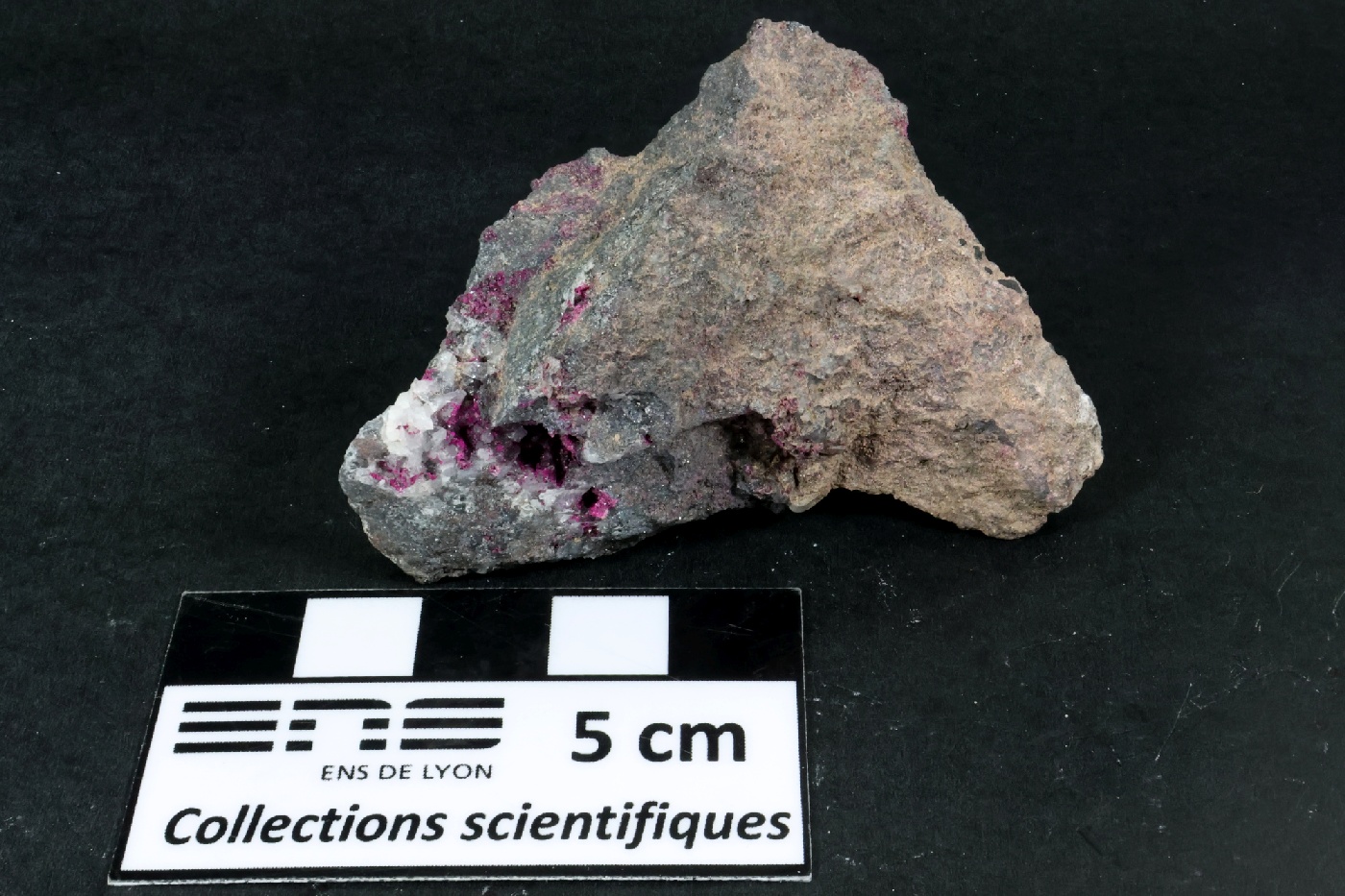 Sphérocobaltite et quartz Sphérocobaltite et quartz Anti-Atlas Ouarzazate Province Bou Azzer Agoudal East