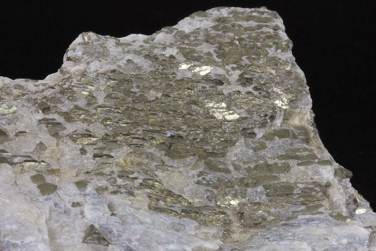 Pyrite et talc Cristaux de pyrite déformés dans du talc Pyrénées Montagne de Tabe Luzenac Carrière de talc