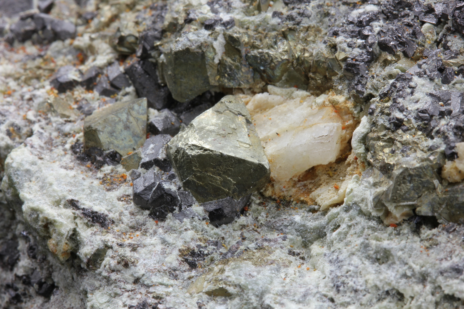Pyrite, magnétite et calcite Pyrite, magnétite et calcite  Ile d’Elbe  