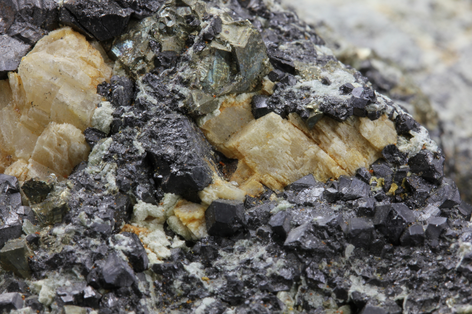 Pyrite, magnétite et calcite Pyrite, magnétite et calcite  Ile d’Elbe  