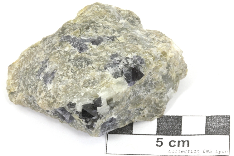 Spinelle Cristaux octaédriques de spinelle dans une matrice de feldspath    Sud d’Antsirabe