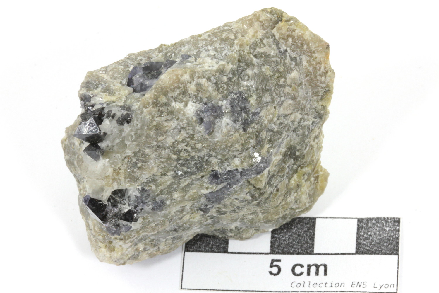 Spinelle Cristaux octaédriques de spinelle dans une matrice de feldspath    Sud d’Antsirabe