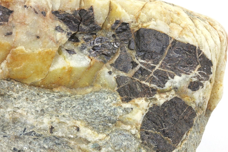 Rutile Rutile dans une veine minéralisée dans une éclogite Alpes  Settimo Vittone Torredaniele