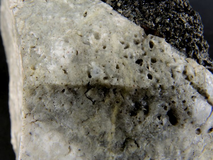 Buchite à cordiérite Xénolite vitreux dans une scorie volcanique Iles éoliennes Stromboli  