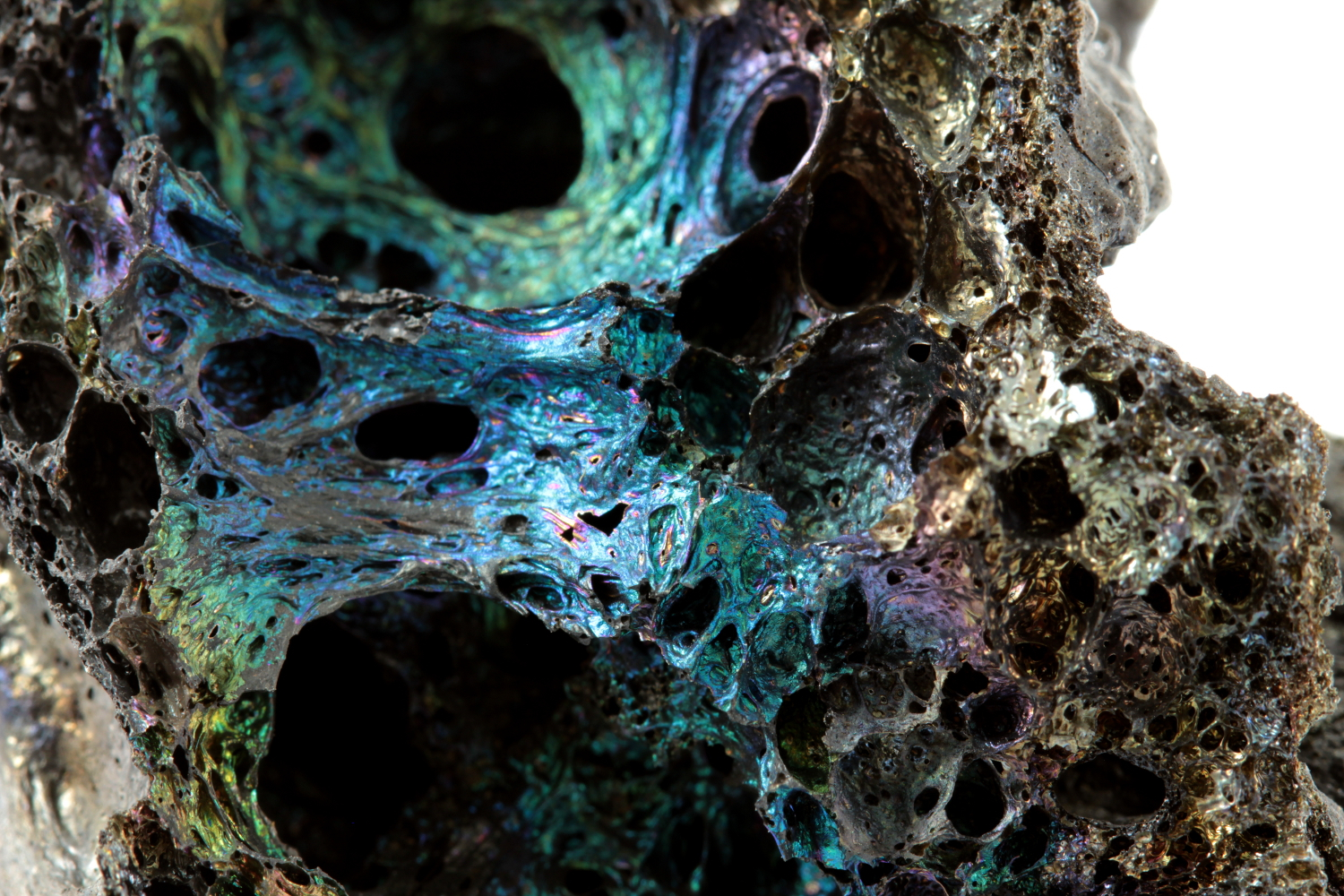 Scorie irisée Scorie basaltique colorée par un fin dépôt d’hématite Islande Krafla  