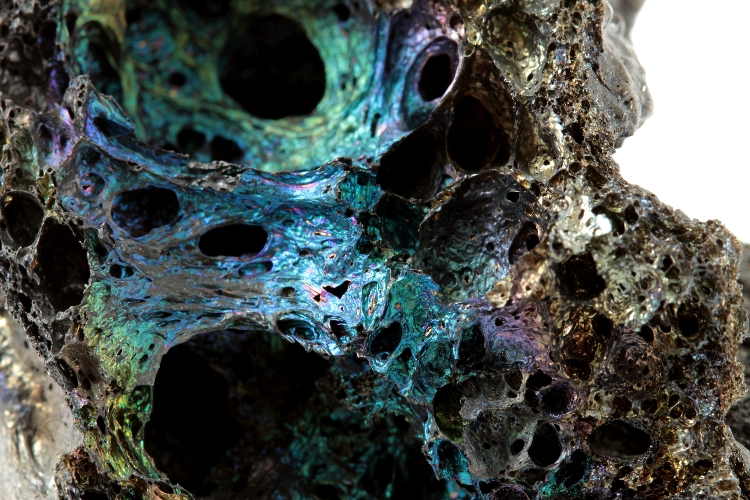 Scorie irisée Scorie basaltique colorée par un fin dépôt d’hématite Islande Krafla  
