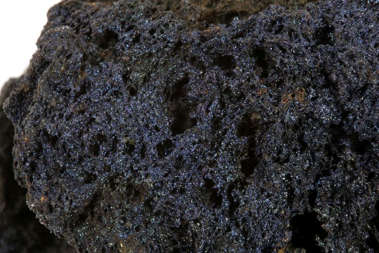 Scories basaltiques colorées par un dépôt fumerollien d’hématite Scories basaltiques colorées par un dépôt fumerollien d’hématite Massif central Chaîne des Puys Nébuzat Puy de Barme