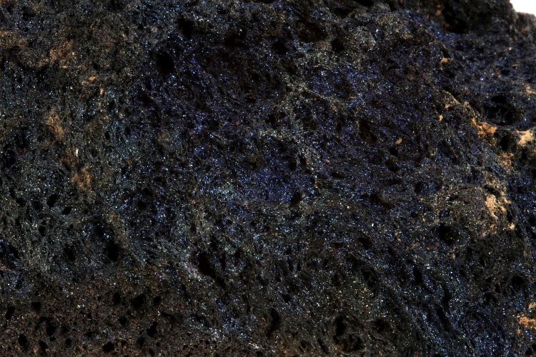 Scories basaltiques colorées par un dépôt fumerollien d’hématite Scories basaltiques colorées par un dépôt fumerollien d’hématite Massif central Chaîne des Puys Nébuzat Puy de Barme