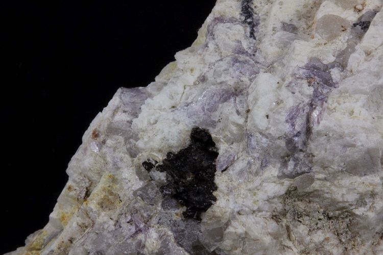 Pegmatite à lépidolite et cassitérite Pegmatite à lépidolite et cassitérite Massif central Monts d’Ambazac Ambazac La Chaise