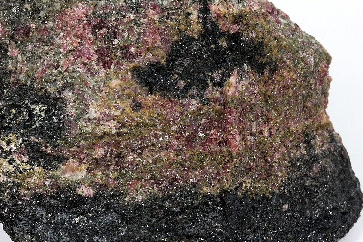 Rhodonite, téphroïte et pyrolusite Rhodonite, téphroïte et pyrolusite   Lazarivo 