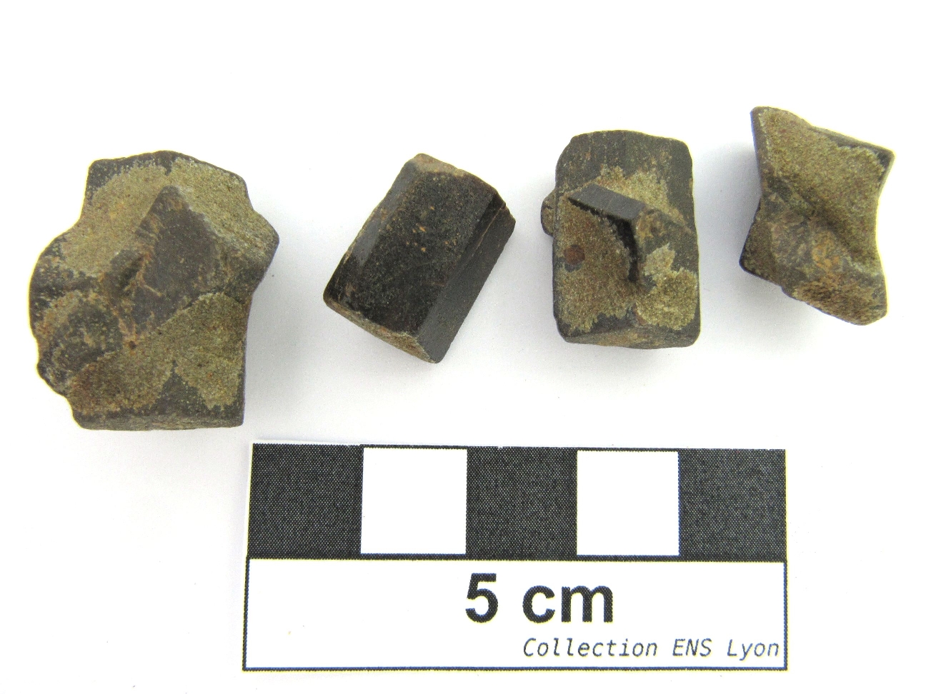 Staurotide Cristaux de staurotide maclés en croix de Saint André    