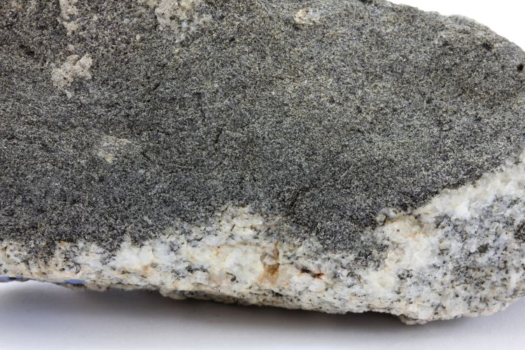 Granite à enclaves de microgabbro Mélange de magmas acides et basiques    Hadbin