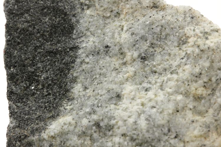 Microgabbro et granite Mélange de magmas granitique et gabbroïque    Hadbin