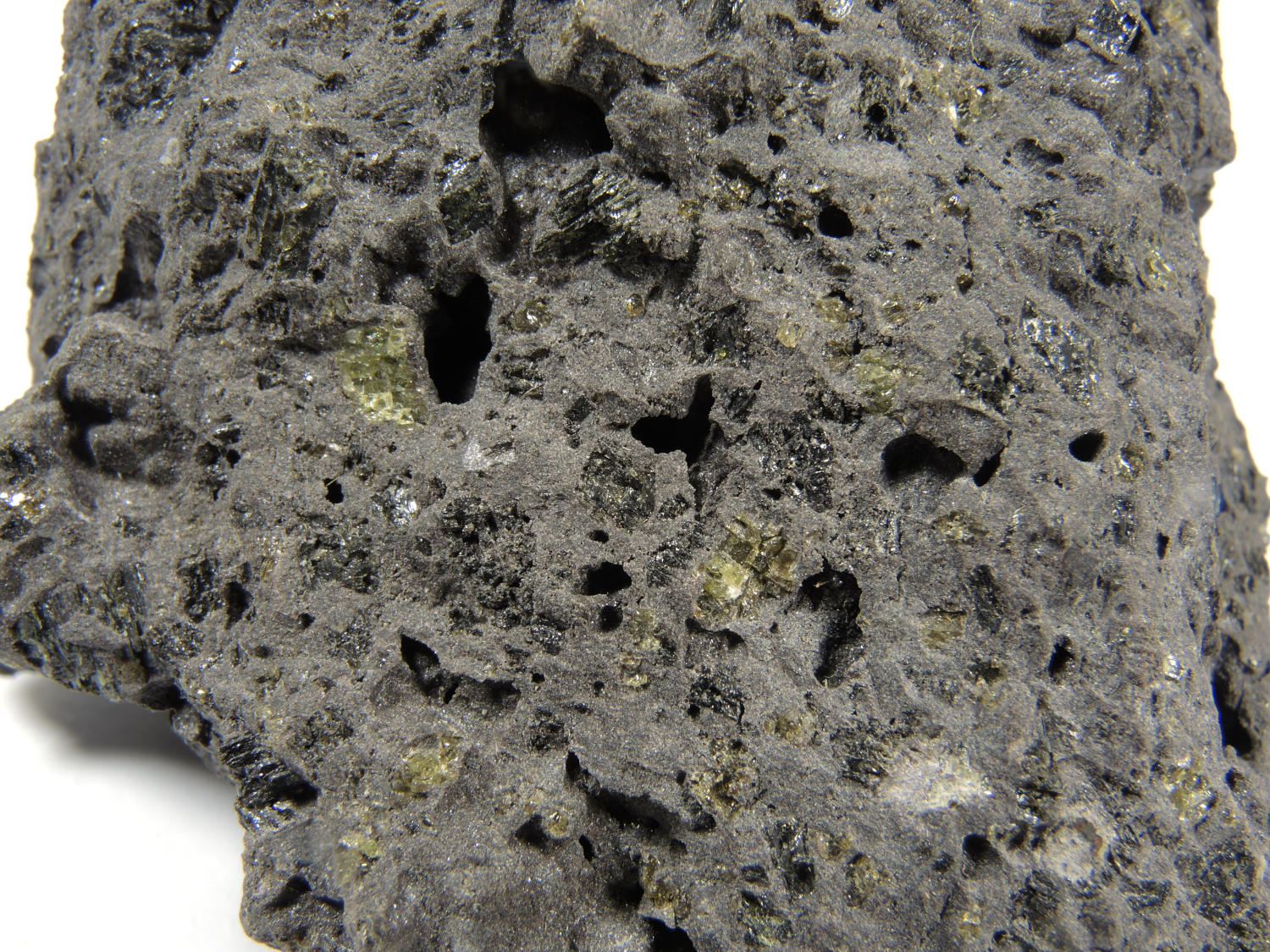 Basalte porphyrique à augite et olivine Basalte porphyrique à augite et olivine Montagnes des Virunga Nyamuragira  