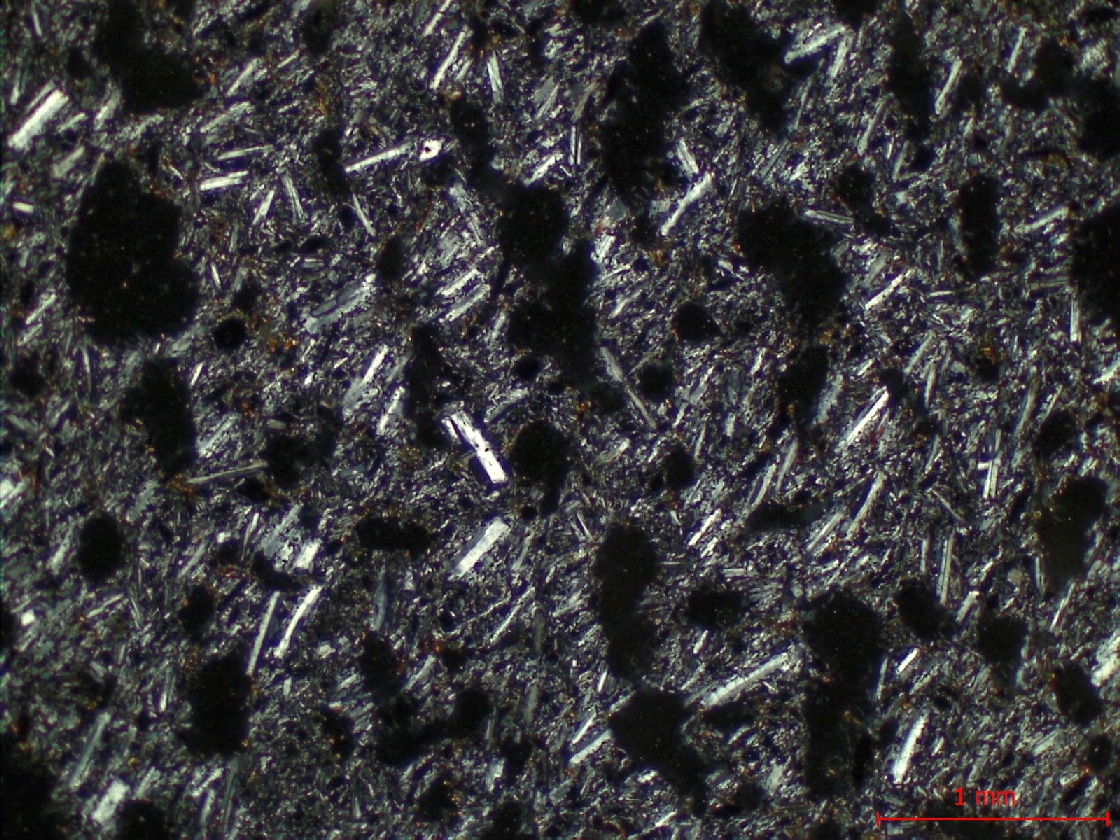  Microscope Trachyandésite Trachyandésite dite “Pierre de Volvic“ Massif central Chaîne des Puys Volvic Coulée de la Nugère