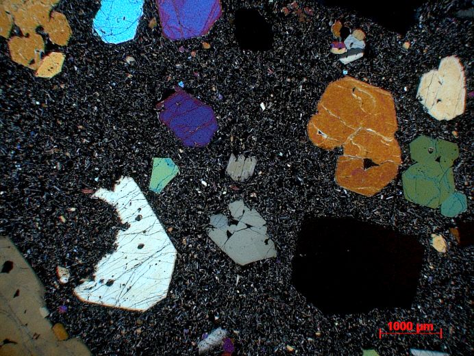  Microscope Basalte porphyrique à augite et olivine Basalte porphyrique à augite et olivine Montagnes des Virunga Nyamuragira  